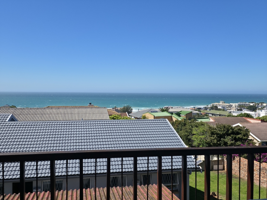 6 Bedroom Property for Sale in Wavecrest Eastern Cape